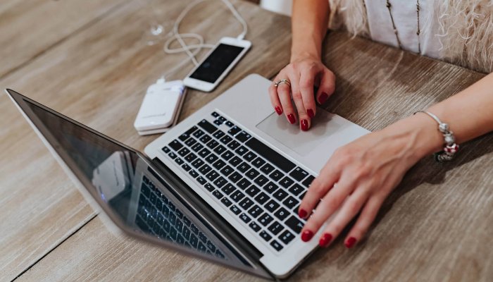 woman-laptop woman-laptop